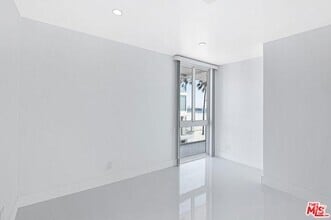 Building Photo - 2419 Ocean Front Walk