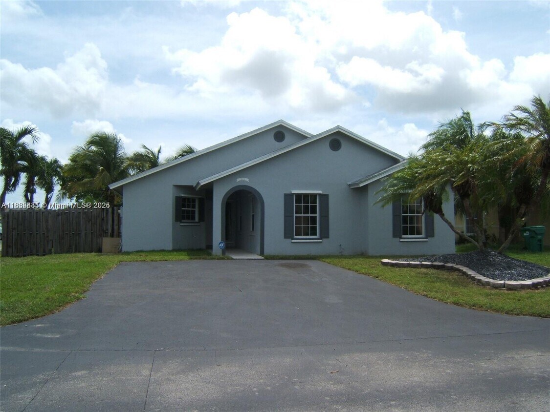 Foto principal - 24833 SW 128th Ct