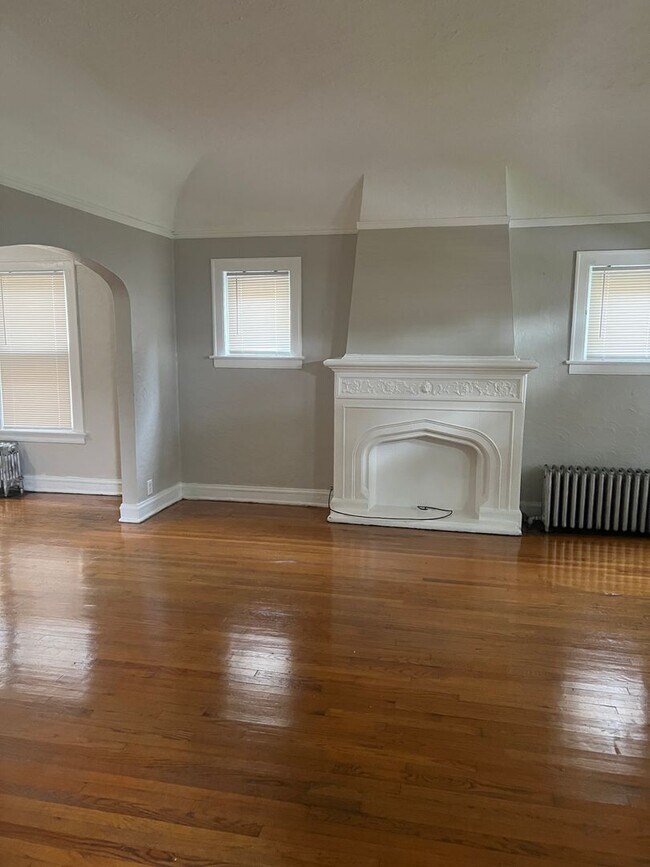 Building Photo - 5 bed/2 bath Home sits on a quiet block in...