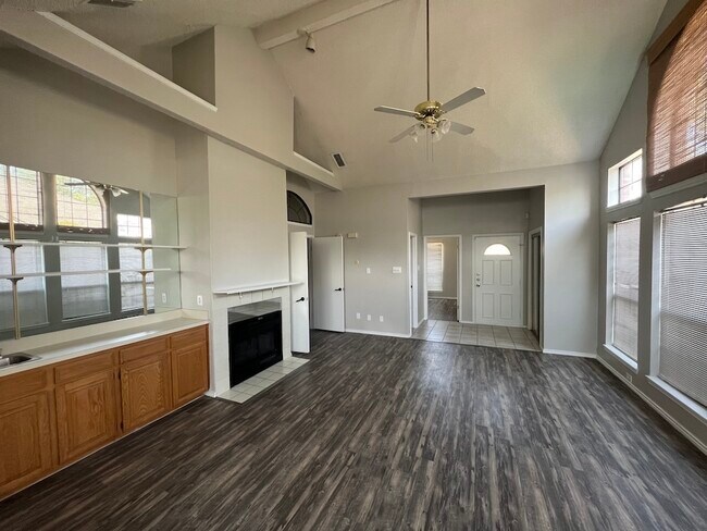 Building Photo - 906 Teakwood Ln