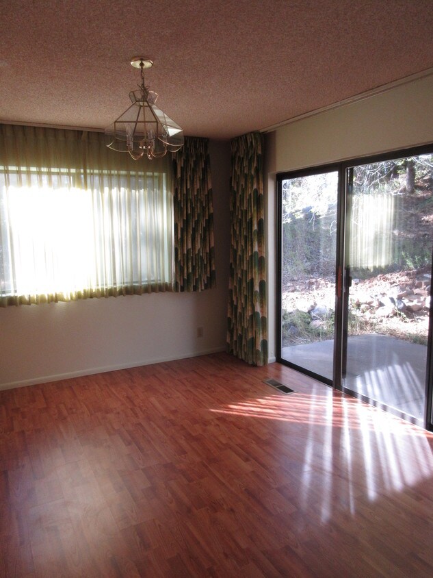 Foto principal - 917 W Summit Ave