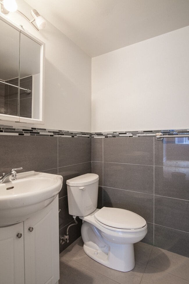 Building Photo - 4555 Av. Bonavista