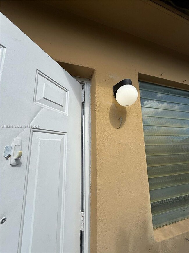 Building Photo - 361 Sharar Ave