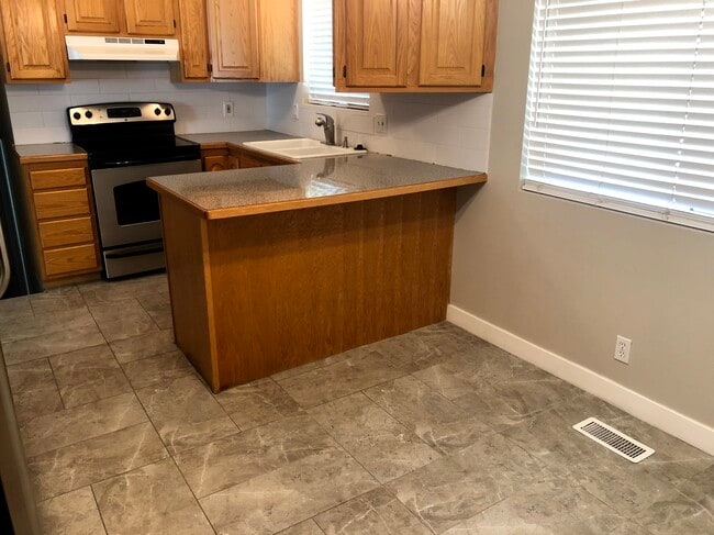 Building Photo - Beautiful 5 Bedroom, 2 Bath Home!
