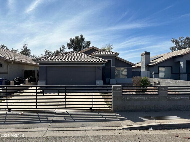 Building Photo - 8803 W Coronado Rd