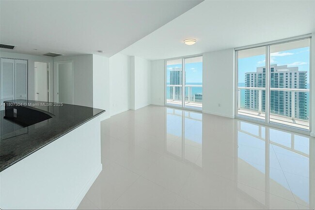 Building Photo - 300 S Biscayne Blvd