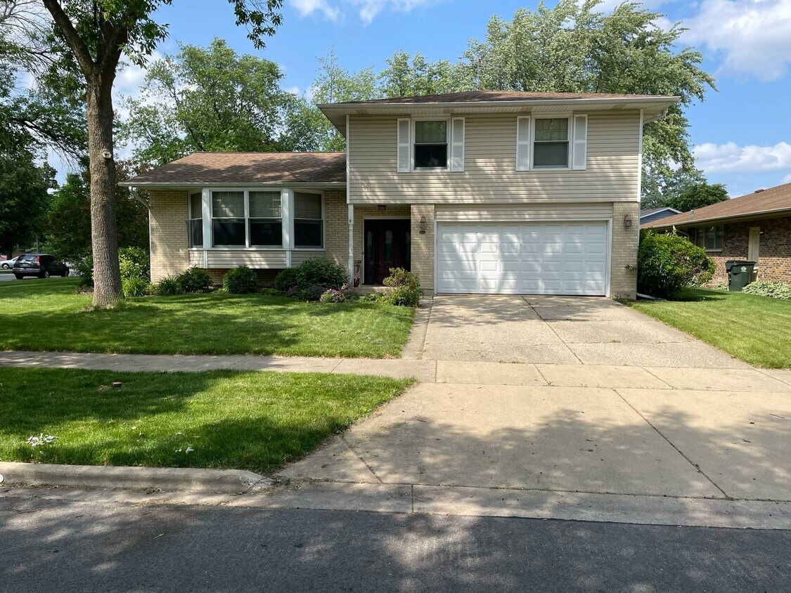 Foto principal - 2102 E Robinhood Ln