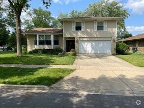 Building Photo - 2102 E Robinhood Ln