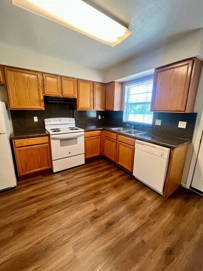 Building Photo - 2 Bed 1 Bath **Cozy Unit in Pleasanton**