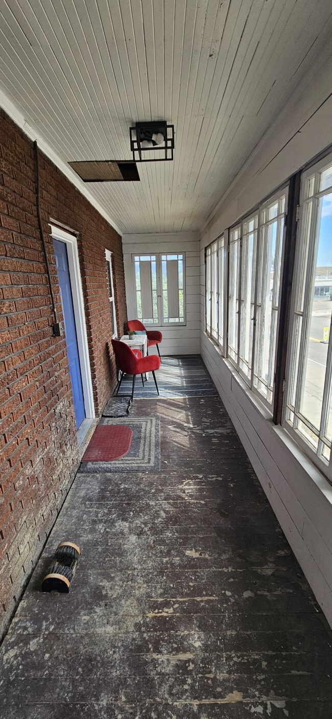 Building Photo - 1015 Pine Ave