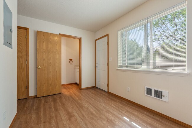 Foto del edificio - 2-Bedroom Duplex in SE Portland - Enjoy 1/2 off your first month!