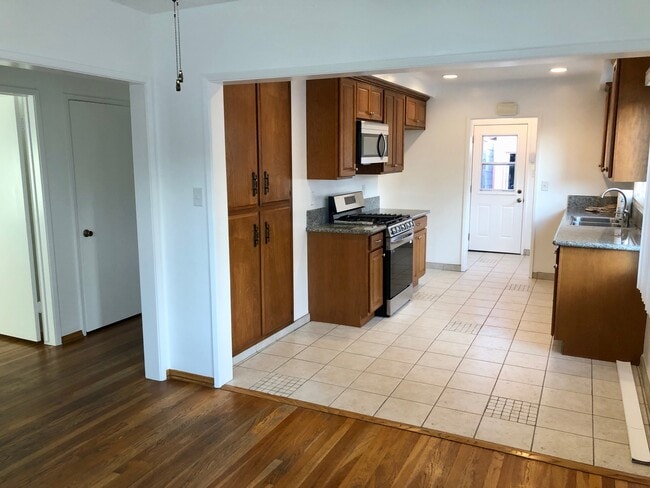 Kitchen has new stove/oven and microwave - 3902 Alberan Ave