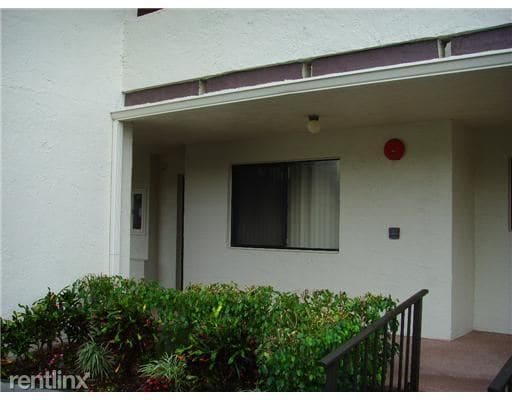 Building Photo - 3154 Via Poinciana