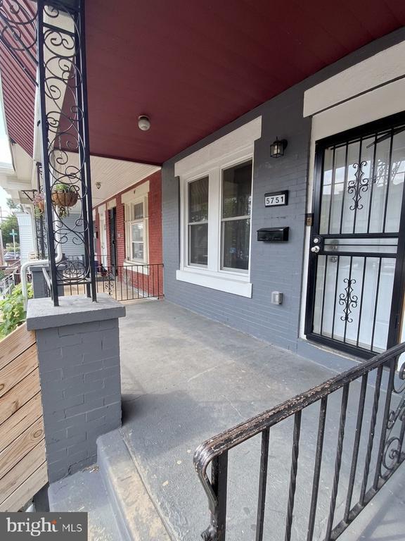 Foto del edificio - 5751 Larchwood Ave