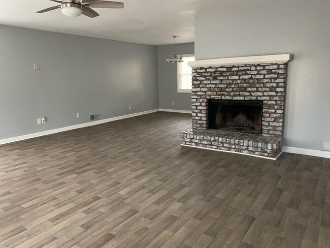 Building Photo - 2208 Colonial Circle