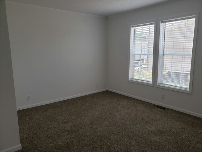 Building Photo - 30020 Pineview Cir