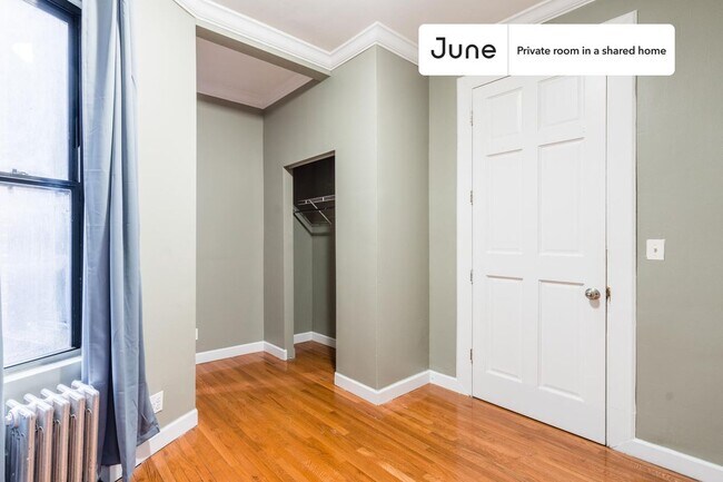 Building Photo - Private bedroom in 4 bed/2 bath Home
