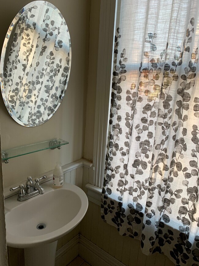 medio baño - 100 W Marshall St