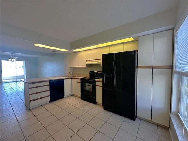Foto del edificio - 26310 Rampart Blvd