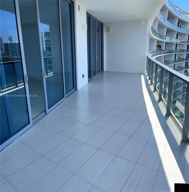 Foto del edificio - 3250 NE 188th St