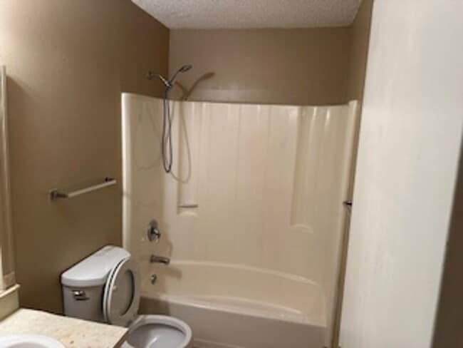 Building Photo - Spacious 2 bed 2 bath Duplex