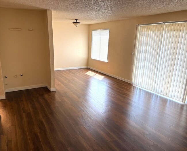 Building Photo - Beautiful 3 Bed/2 Bath Condo with 2 Parkin...