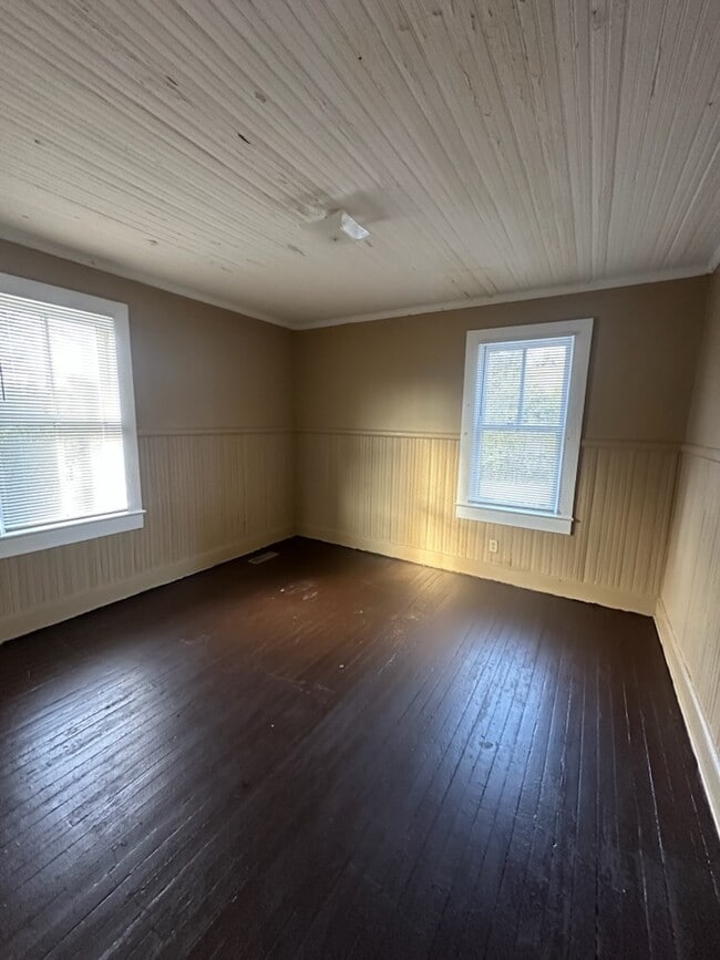 Building Photo - 621 E Jefferson St