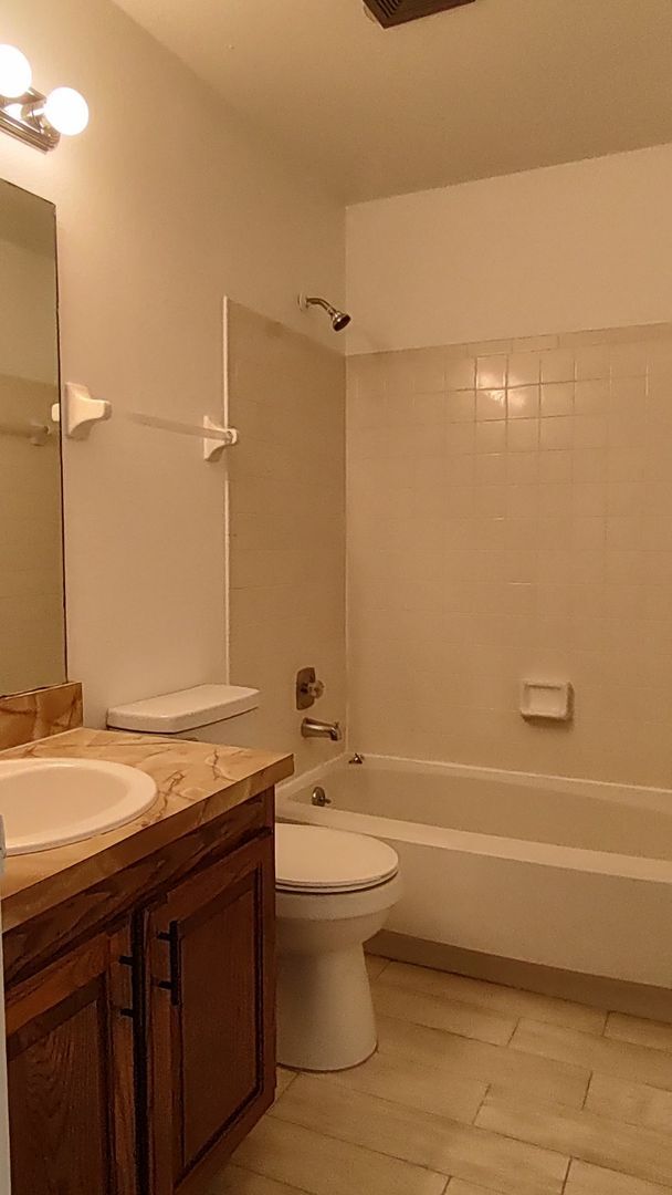 Building Photo - Villas of Village Green 2 bedroom, 1 bath,...