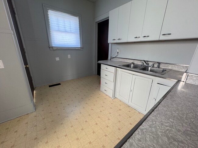 Building Photo - 24 Bremer-