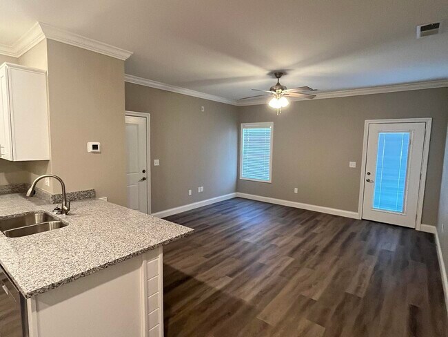 Foto del edificio - 367 Hillview Mls Blvd