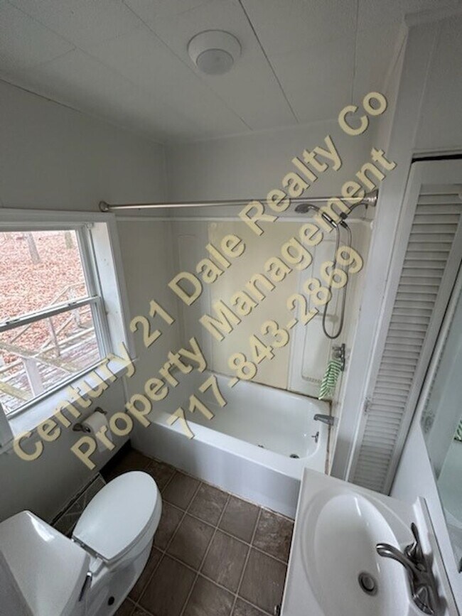 Foto del edificio - One Bedroom Apartment with One Car Garage ...