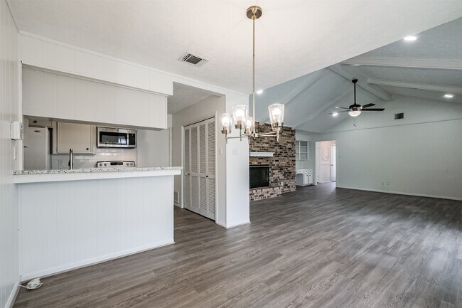 Foto del edificio - 3311 Palm Desert Ln