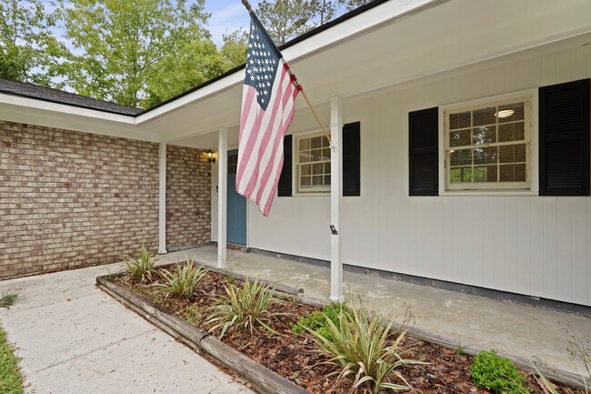 Building Photo - 18 Canterbury Cir