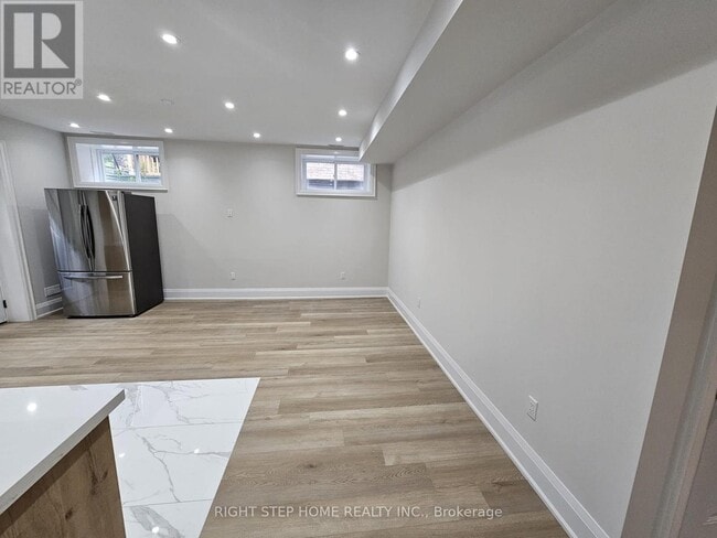 Building Photo - 41 Sugarbush Square