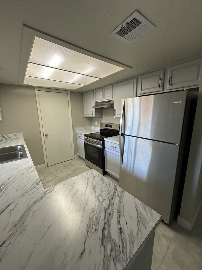 Building Photo - 6944 W Monterosa Cir
