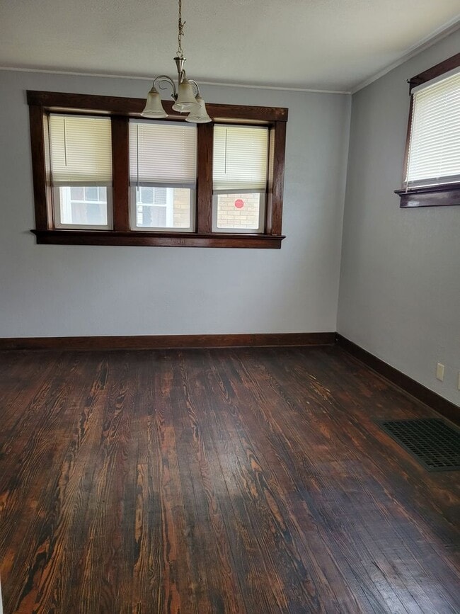 Building Photo - NEW LISTING! 3 bd/1 bath