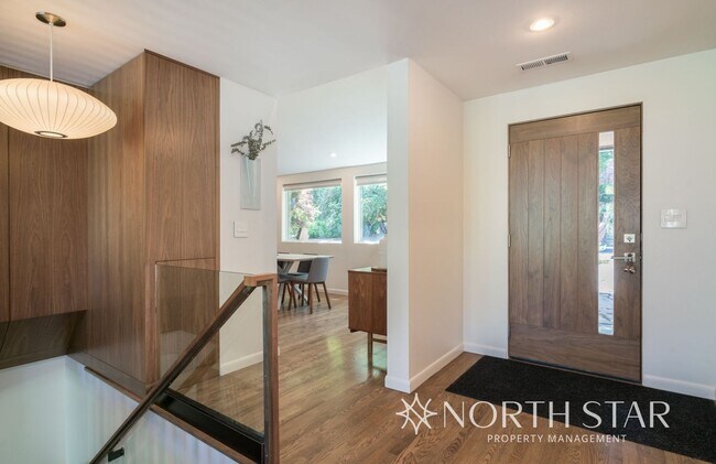 Foto del edificio - Perfectly located Lake Oswego Mid-century Modern Home with Lake Rights