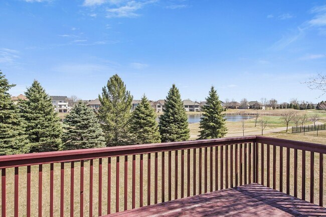 Building Photo - Available June 1: Recently Renovated 4 bed...