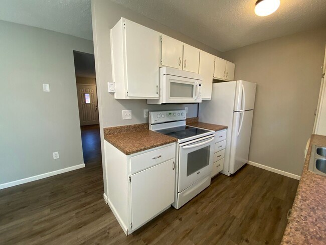 Building Photo - 3 Bedroom Townhome in West Fargo - MOVE IN...