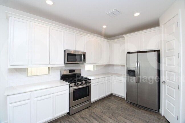 Foto del edificio - 463 Pinnacle Ridge Dr