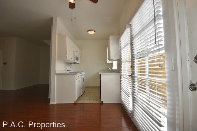 Building Photo - 1 br, 1 bath Apartment - 12142-50 Oxnard S...