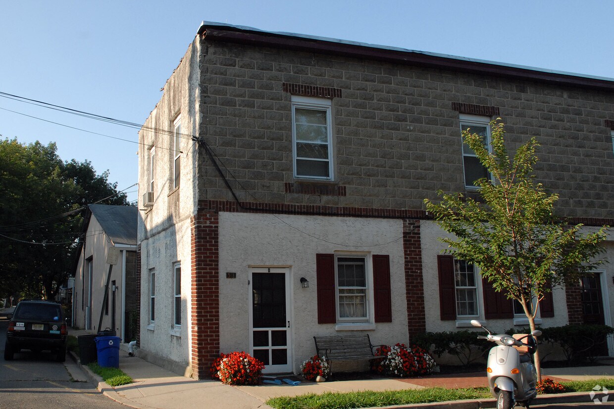 Building Photo - 31 Elm St