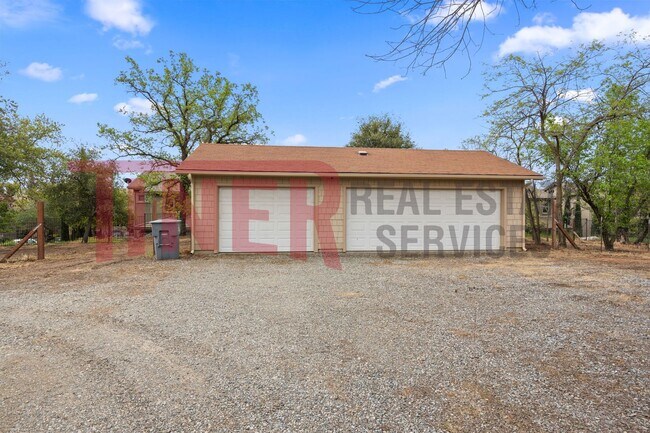 Building Photo - Charming Loomis home on 1/2 acre - Pet fri...