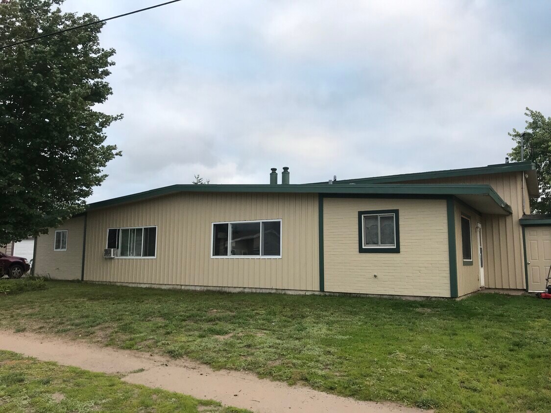 Primary Photo - 491 Mustang St