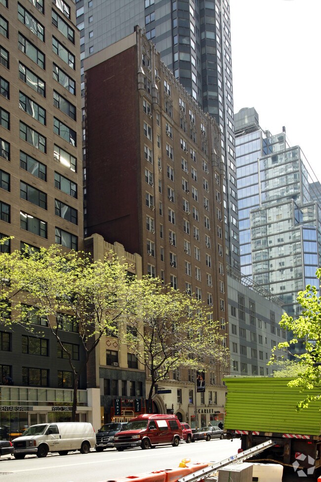 Foto del edificio - 305-311 W 57th St