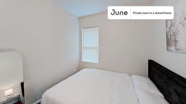 Foto del edificio - Private bedroom in 3 bed/1 bath Home