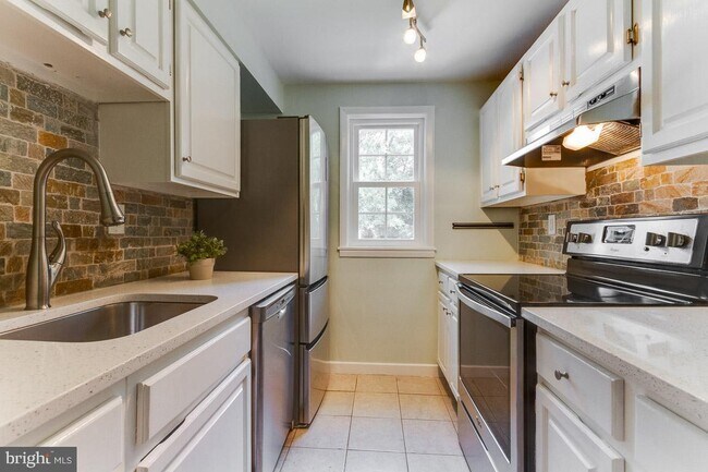 Building Photo - 806 S Arlington Mill Dr