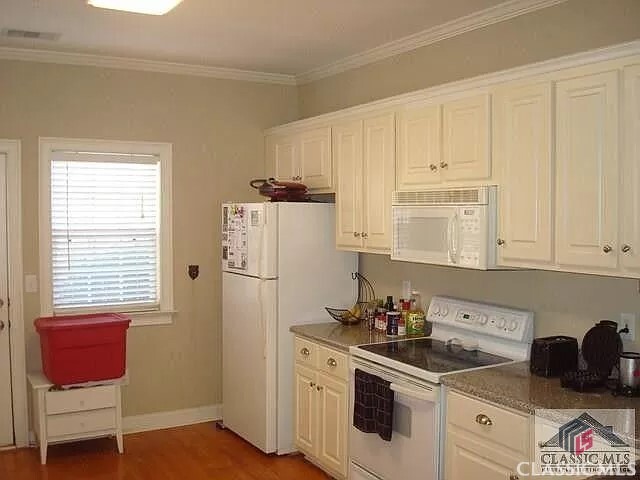 Building Photo - 460 Barnett Shoals Rd