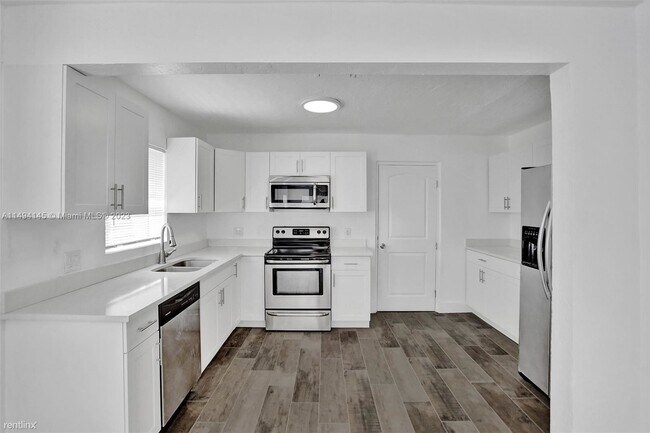 Foto del edificio - 3 br, 2 bath House - 242 SW 9th St # 1