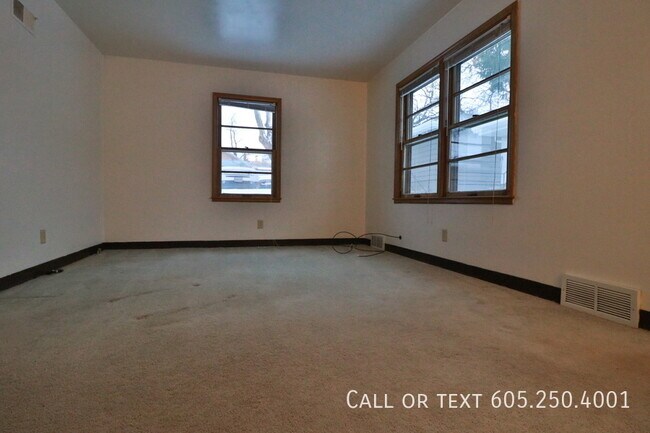 Building Photo - 1 bedroom walking distance from Avera!